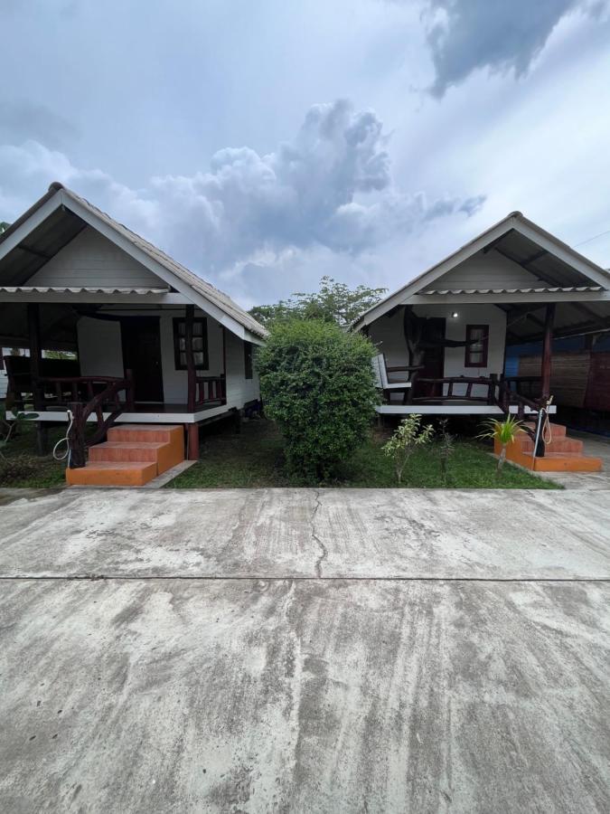 Готель Pyramid Bungalow Ban Laem Sai Екстер'єр фото
